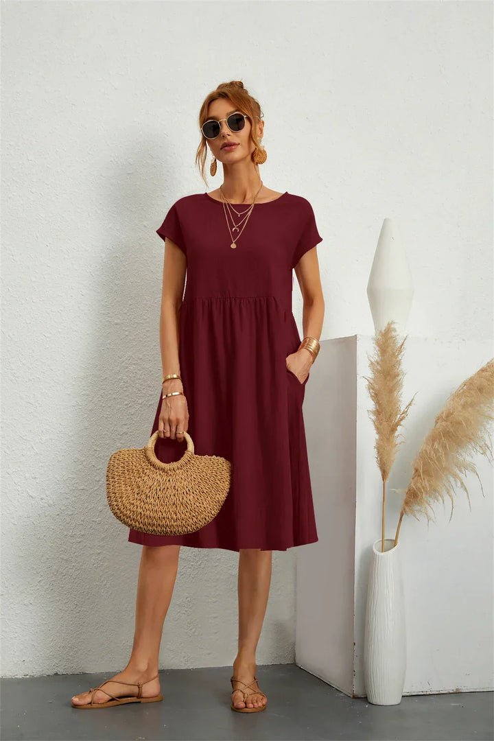 "Robe décontractée Lise, chic avec poches, style moderne en marine vibrant, idéale pour un look quotidien raffiné."