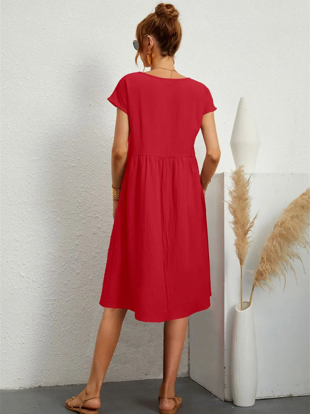 "Robe décontractée Lise, chic avec poches, style moderne en marine vibrant, idéale pour un look quotidien raffiné."