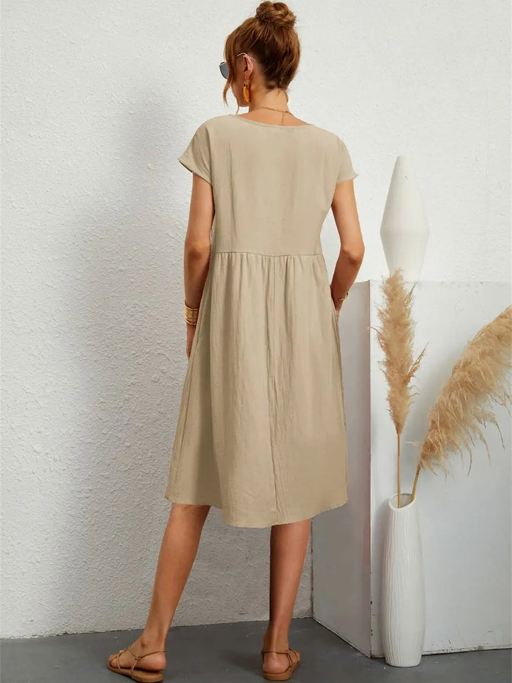 "Robe décontractée Lise, chic avec poches, style moderne en marine vibrant, idéale pour un look quotidien raffiné."