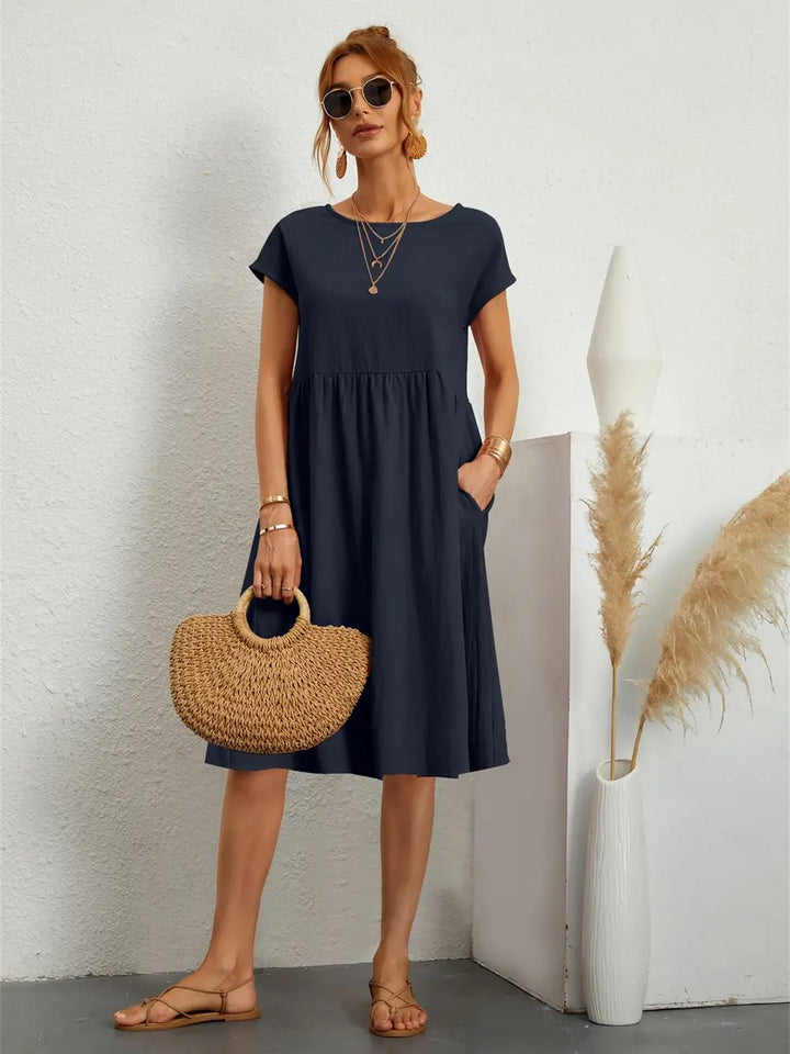 "Robe décontractée Lise, chic avec poches, style moderne en marine vibrant, idéale pour un look quotidien raffiné."