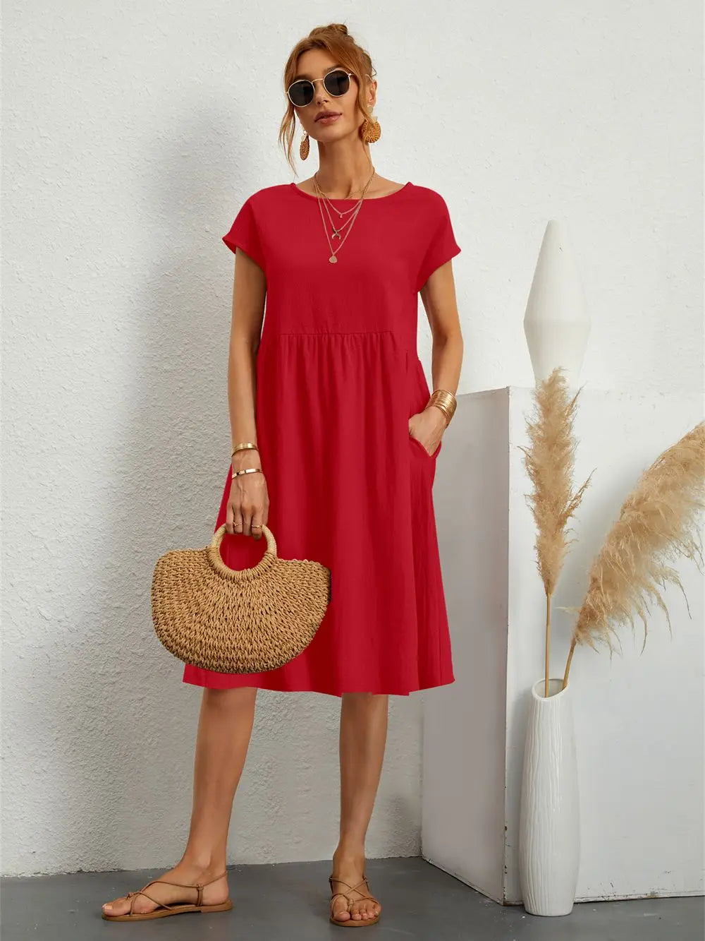 "Robe décontractée Lise, chic avec poches, style moderne en marine vibrant, idéale pour un look quotidien raffiné."