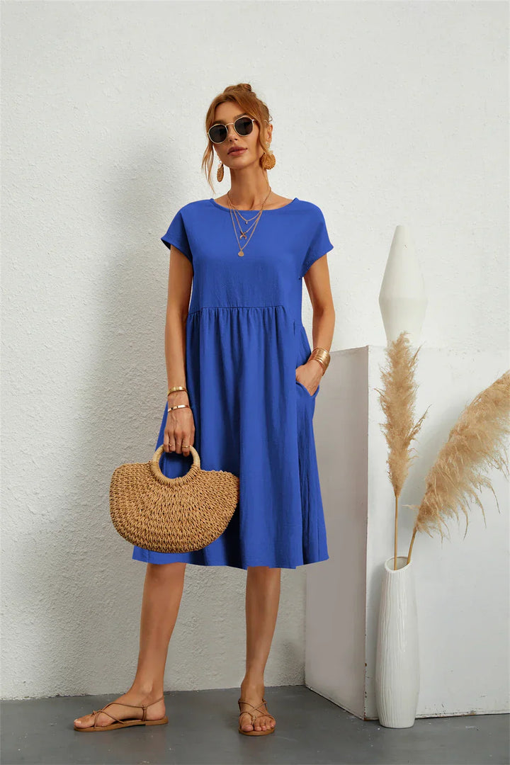 "Robe décontractée Lise, chic avec poches, style moderne en marine vibrant, idéale pour un look quotidien raffiné."