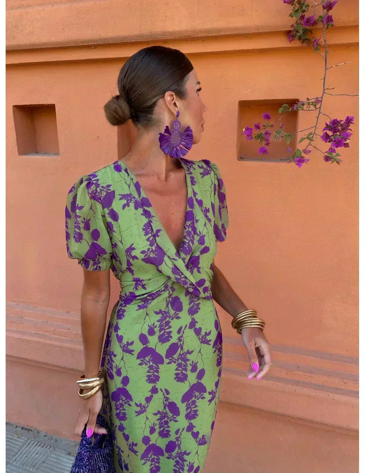 Robe d'été Amalia - Élégant design à encolure en V, manches courtes, tissu fluide idéal pour les journées estivales.