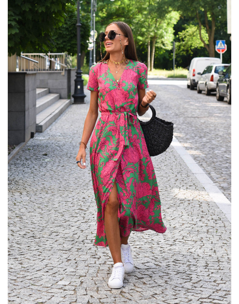 Robe d'été colorée pour femme avec motifs floraux vifs, coupe flatteuse et tissu doux, idéale pour journées décontractées.