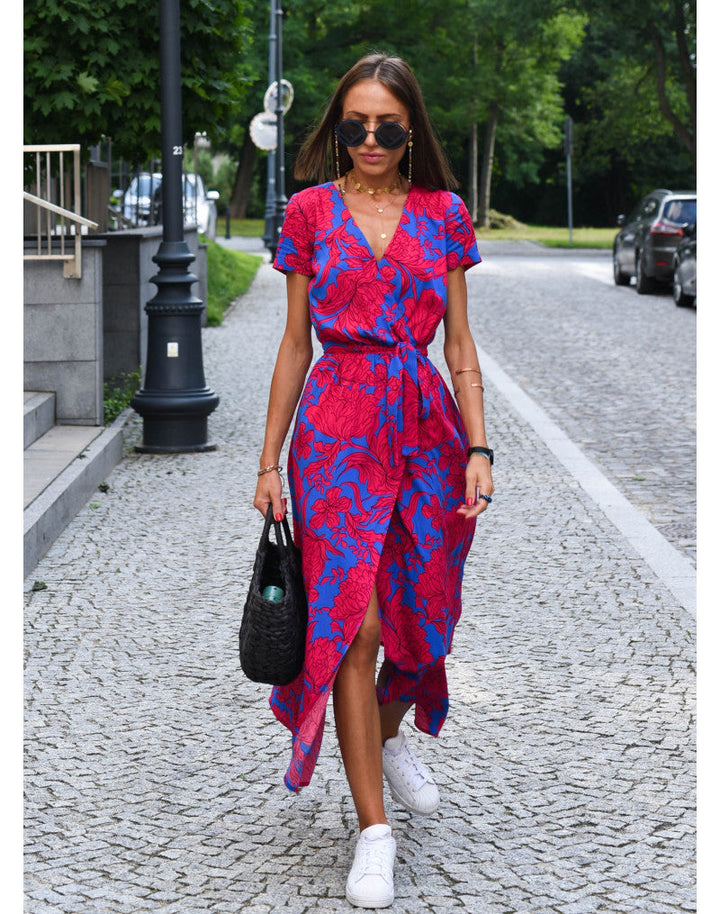 Robe d'été colorée pour femme avec motifs floraux vifs, coupe flatteuse et tissu doux, idéale pour journées décontractées.