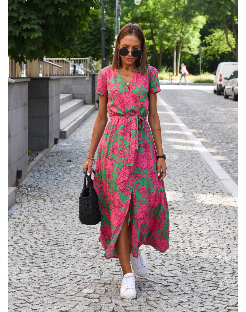 Robe d'été colorée pour femme avec motifs floraux vifs, coupe flatteuse et tissu doux, idéale pour journées décontractées.