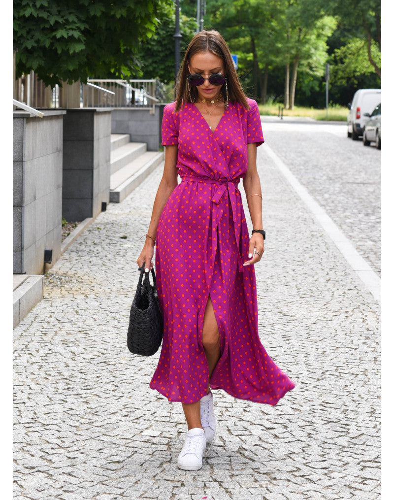 Robe d'été colorée pour femme avec motifs floraux vifs, coupe flatteuse et tissu doux, idéale pour journées décontractées.