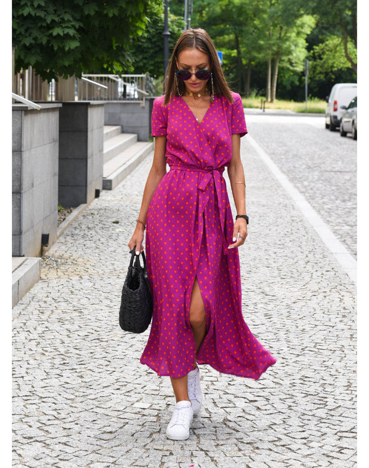 Robe d'été colorée pour femme avec motifs floraux vifs, coupe flatteuse et tissu doux, idéale pour journées décontractées.