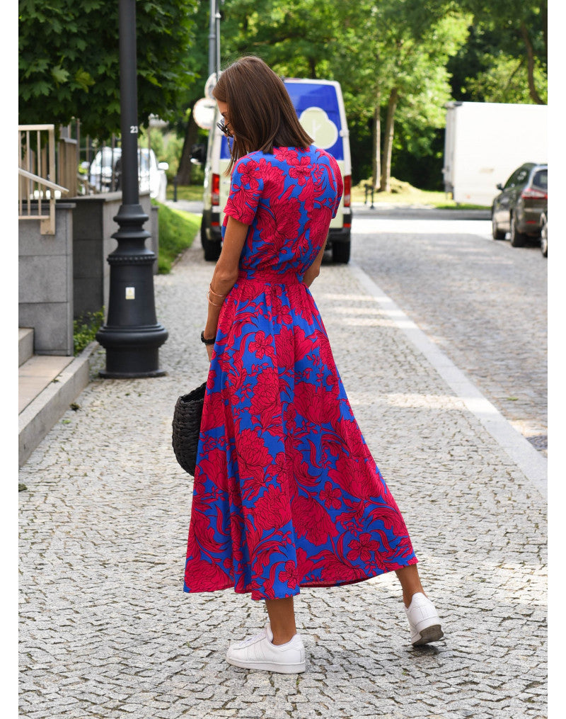 Robe d'été colorée pour femme avec motifs floraux vifs, coupe flatteuse et tissu doux, idéale pour journées décontractées.