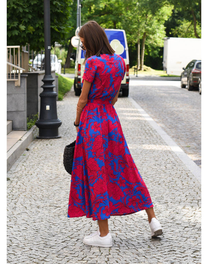 Robe d'été colorée pour femme avec motifs floraux vifs, coupe flatteuse et tissu doux, idéale pour journées décontractées.