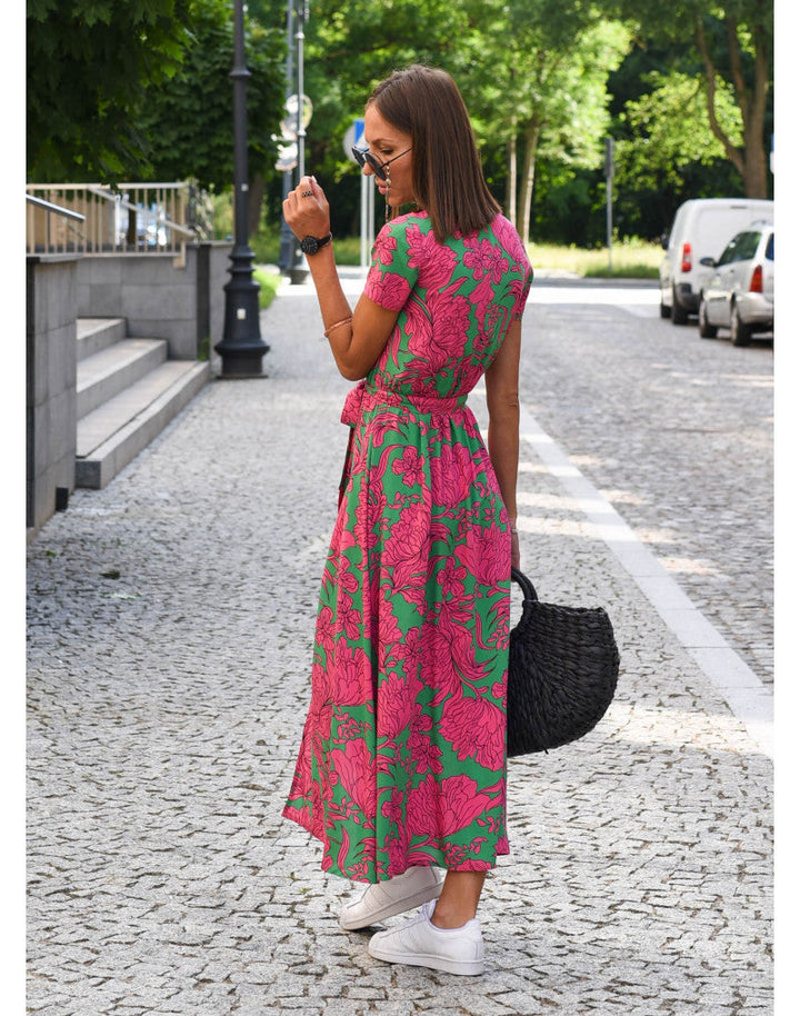 Robe d'été colorée pour femme avec motifs floraux vifs, coupe flatteuse et tissu doux, idéale pour journées décontractées.