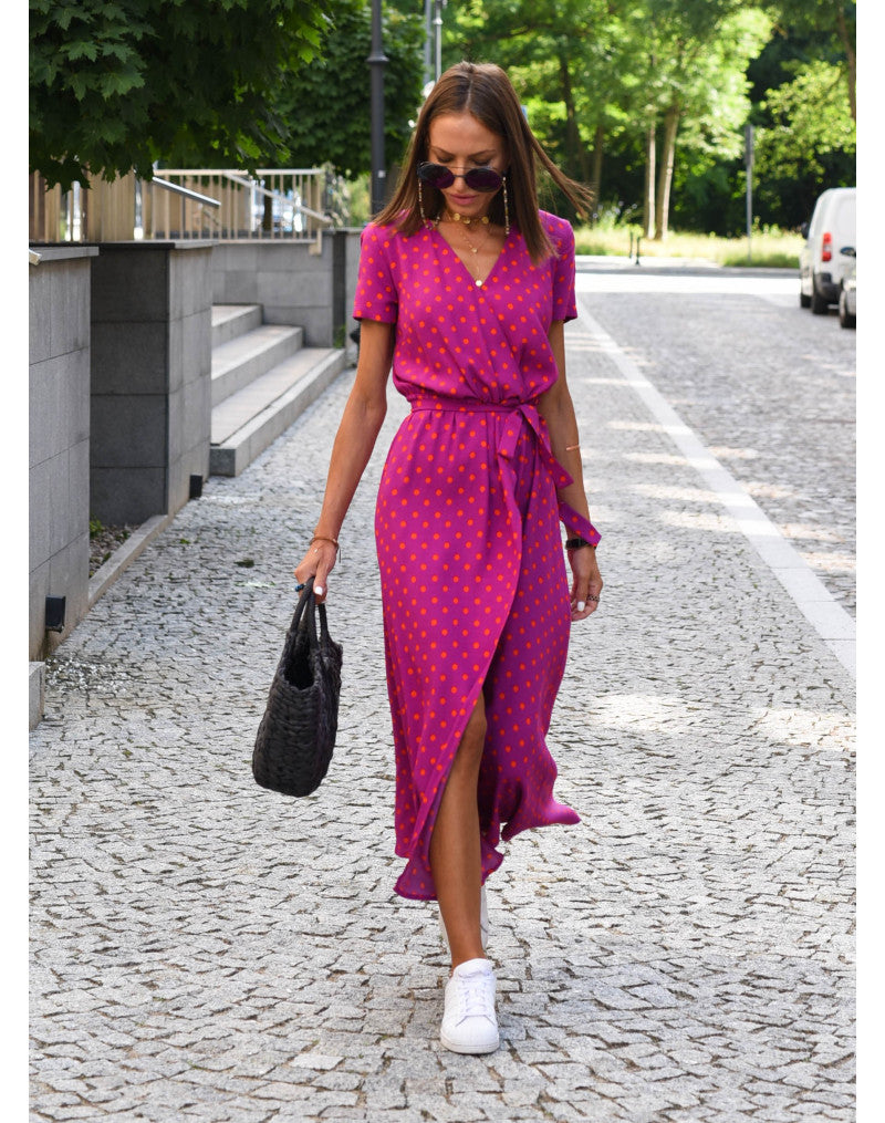 Robe d'été colorée pour femme avec motifs floraux vifs, coupe flatteuse et tissu doux, idéale pour journées décontractées.