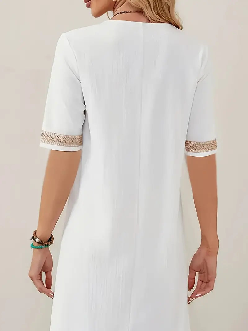Robe d'été crochet, style fluide et léger.  Détail crochet raffiné. Parfaite pour l'été.