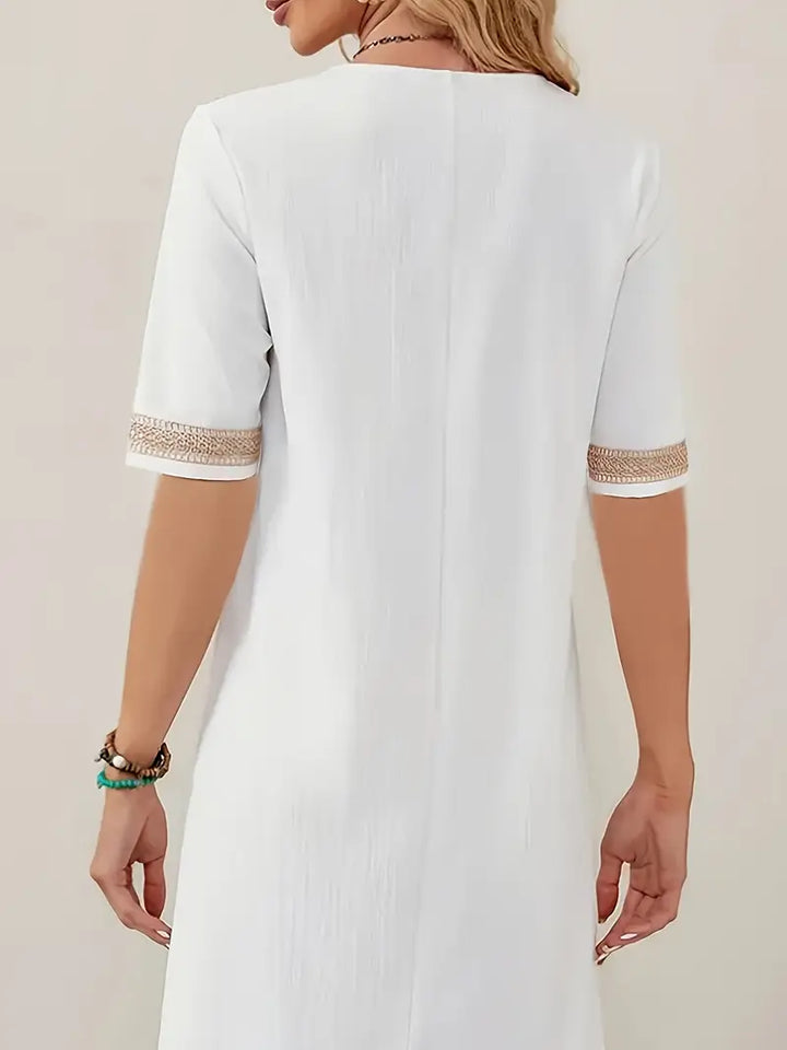 Robe d'été crochet, style fluide et léger.  Détail crochet raffiné. Parfaite pour l'été.