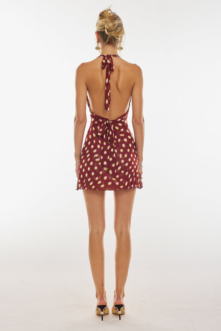 "Robe d'été dos-nu rouge épicé mini femme, coupe cintrée, met en valeur la silhouette, tissu confortable et extensible."