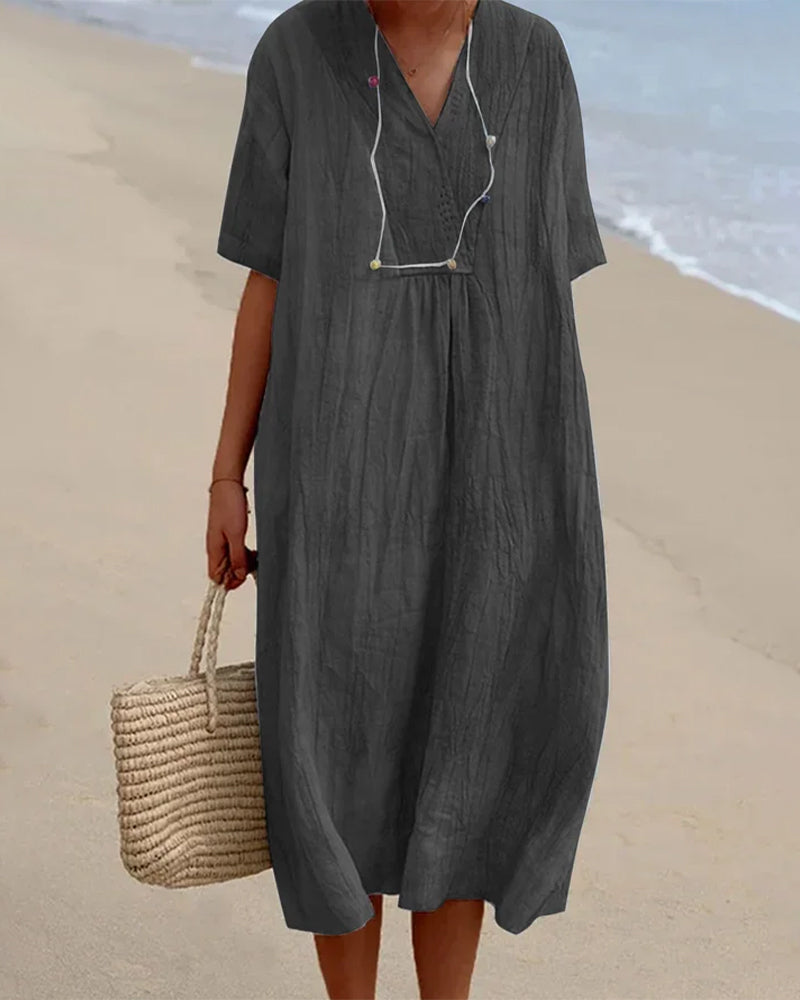 "Robe d'été élégante fluide pour femme, tissu léger en coton et lin, style féminin, coupe ajustée et jupe évasée."