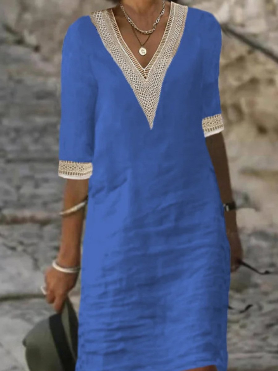 "Robe d'été en lin mélangé, col en V avec dentelle, manches trois-quarts, coupe fluide, fond blanc, élégance décontractée."