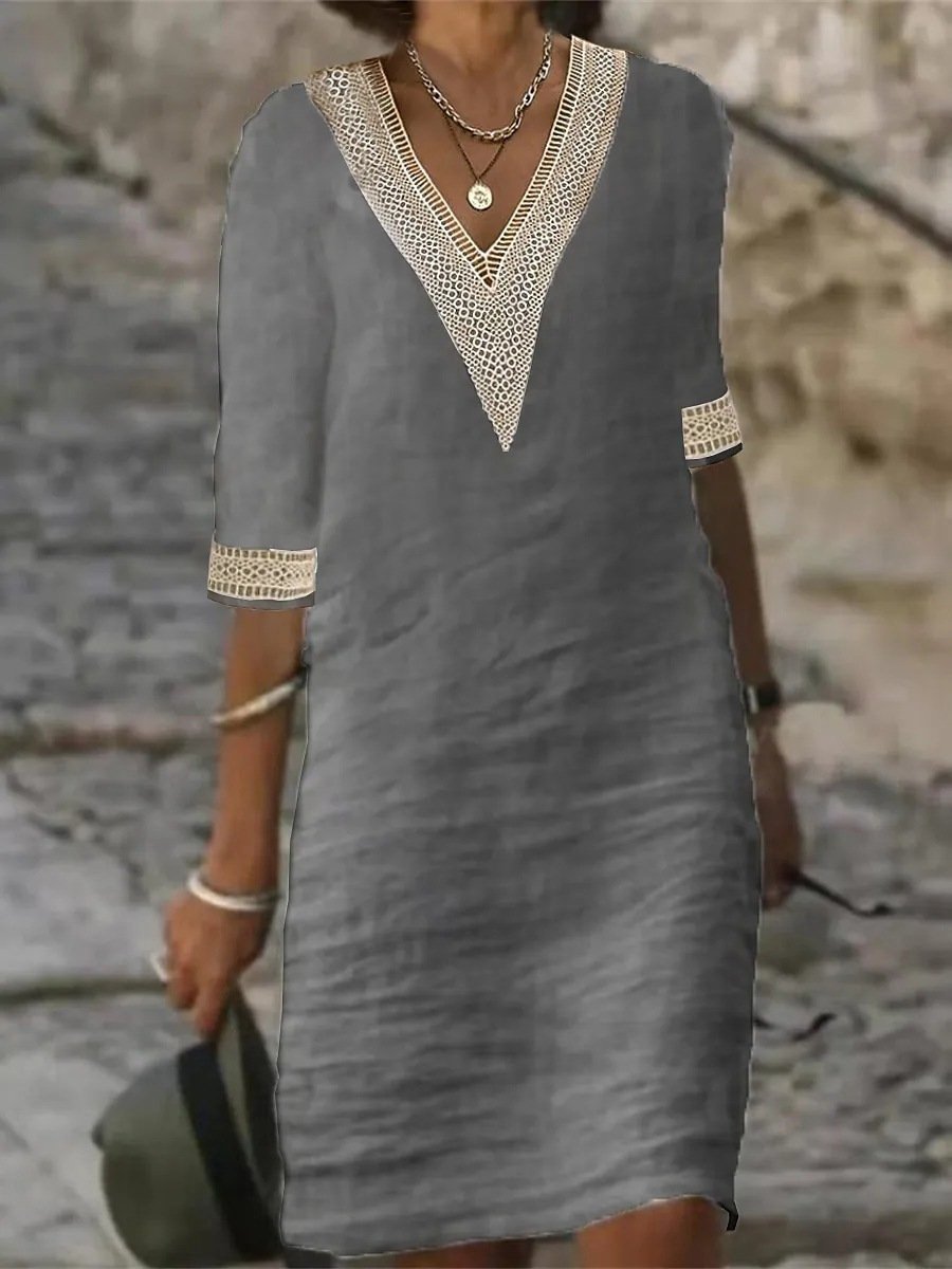 "Robe d'été en lin mélangé, col en V avec dentelle, manches trois-quarts, coupe fluide, fond blanc, élégance décontractée."