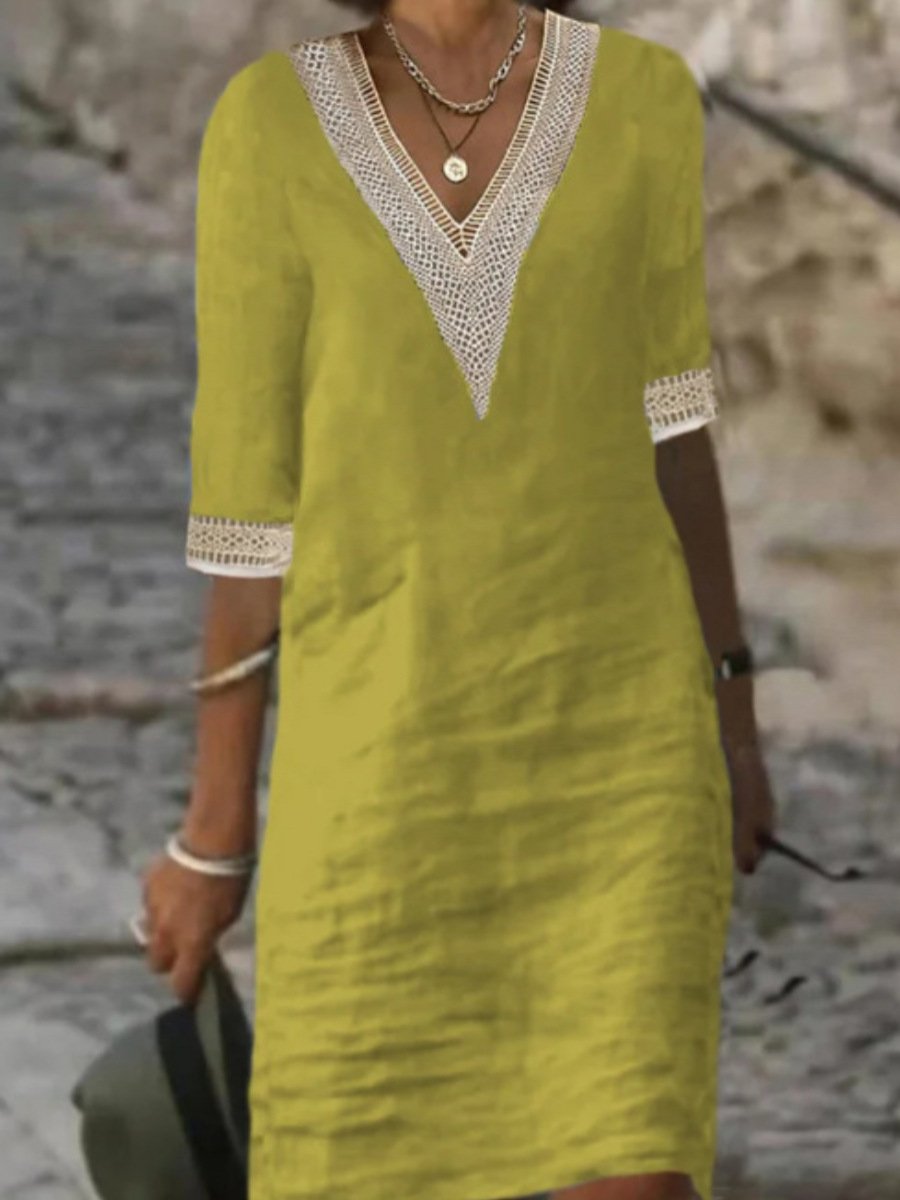 "Robe d'été en lin mélangé, col en V avec dentelle, manches trois-quarts, coupe fluide, fond blanc, élégance décontractée."