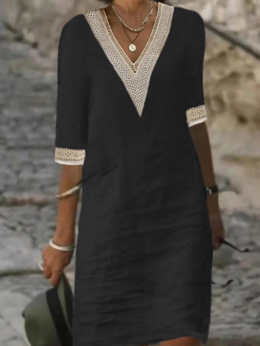"Robe d'été en lin mélangé, col en V avec dentelle, manches trois-quarts, coupe fluide, fond blanc, élégance décontractée."