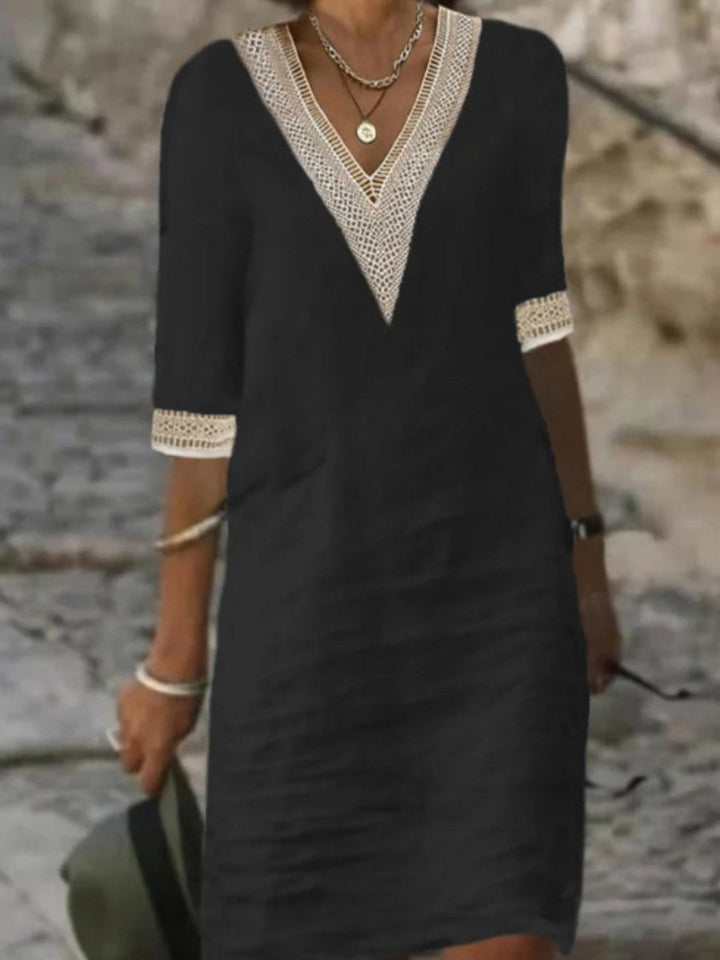 "Robe d'été en lin mélangé, col en V avec dentelle, manches trois-quarts, coupe fluide, fond blanc, élégance décontractée."