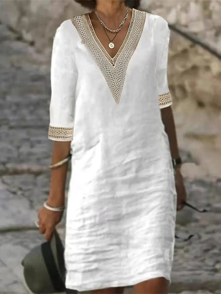 "Robe d'été en lin mélangé, col en V avec dentelle, manches trois-quarts, coupe fluide, fond blanc, élégance décontractée."