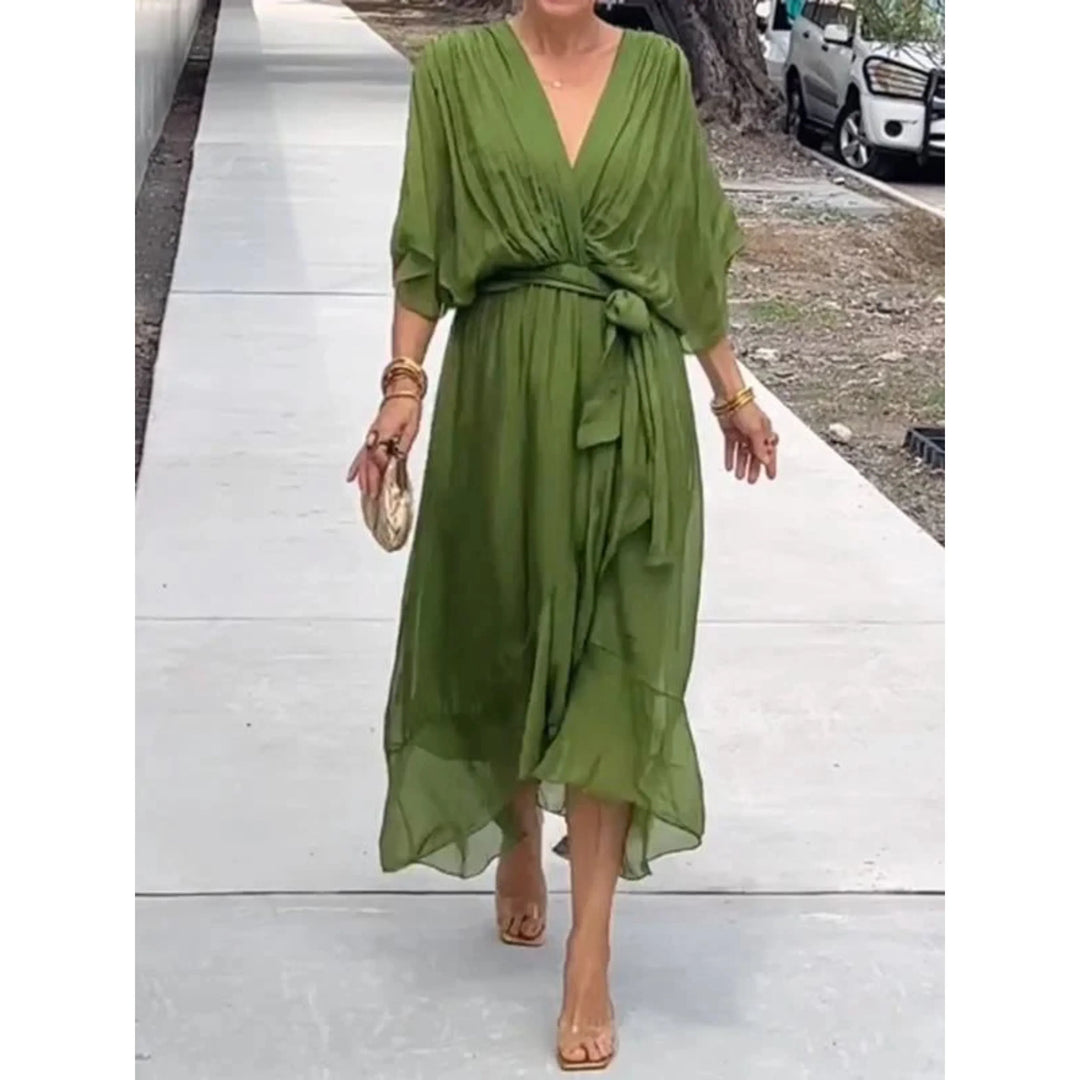 "Robe d'été en mousseline col V, coupe élégante, motif patchwork, style chic et confortable pour journées chaudes."