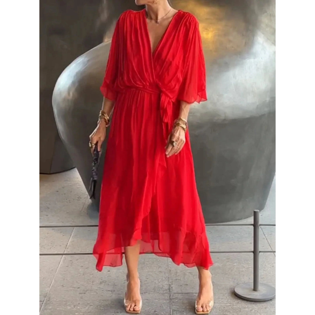 "Robe d'été en mousseline col V, coupe élégante, motif patchwork, style chic et confortable pour journées chaudes."