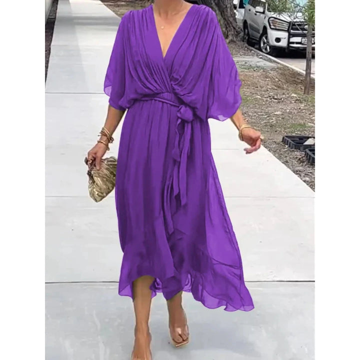 "Robe d'été en mousseline col V, coupe élégante, motif patchwork, style chic et confortable pour journées chaudes."