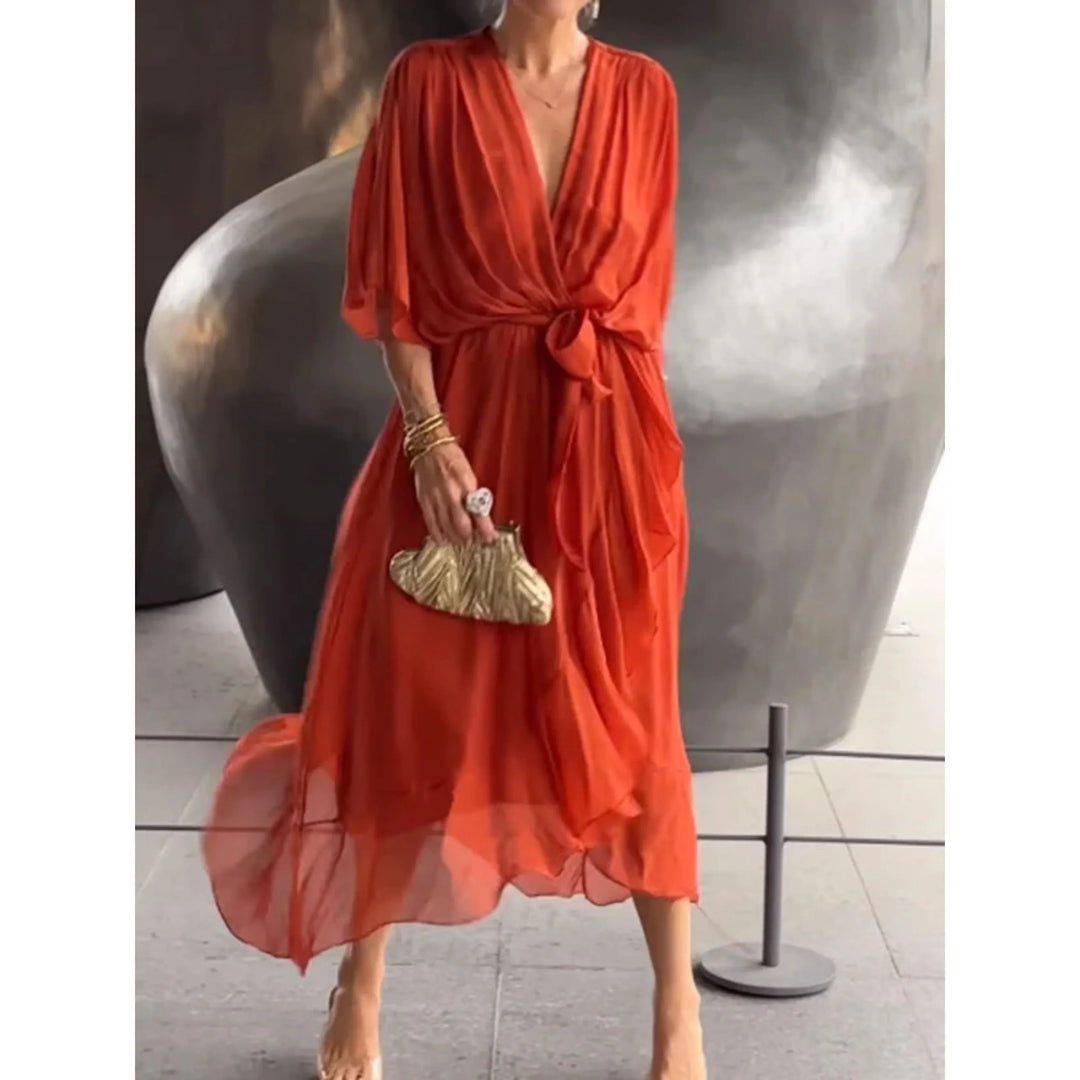 "Robe d'été en mousseline col V, coupe élégante, motif patchwork, style chic et confortable pour journées chaudes."