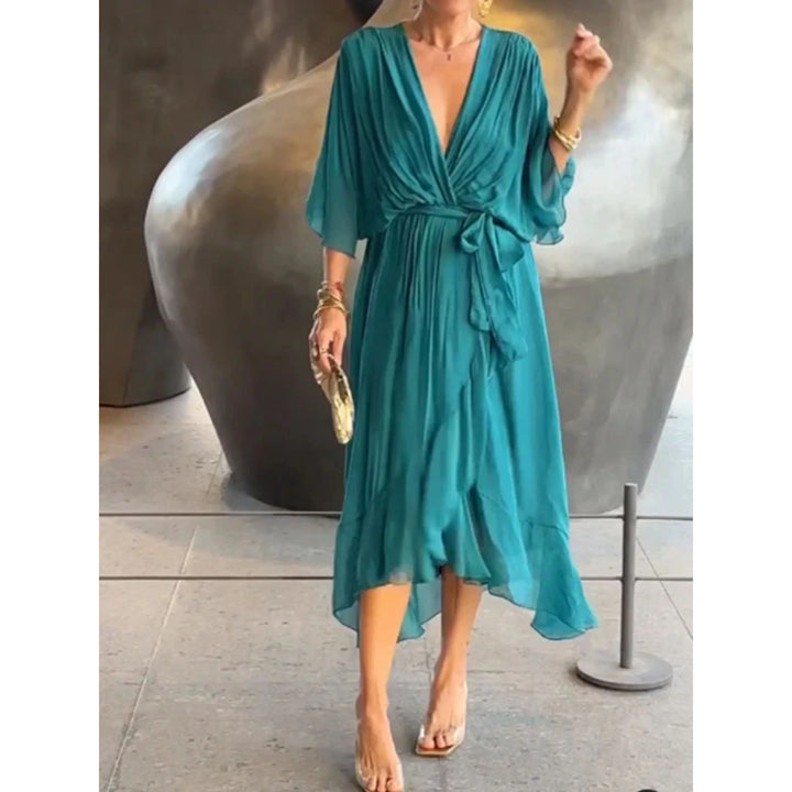 "Robe d'été en mousseline col V, coupe élégante, motif patchwork, style chic et confortable pour journées chaudes."