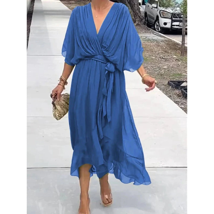 "Robe d'été en mousseline col V, coupe élégante, motif patchwork, style chic et confortable pour journées chaudes."
