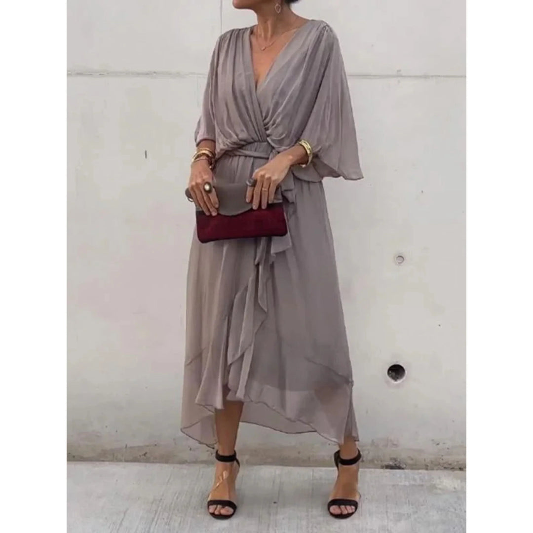 "Robe d'été en mousseline col V, coupe élégante, motif patchwork, style chic et confortable pour journées chaudes."
