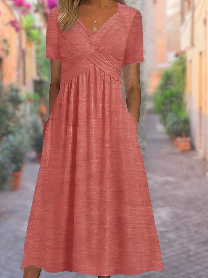 "Robe d'été féminine avec décolleté en V, manches courtes et silhouette portefeuille, confortable et élégante."
