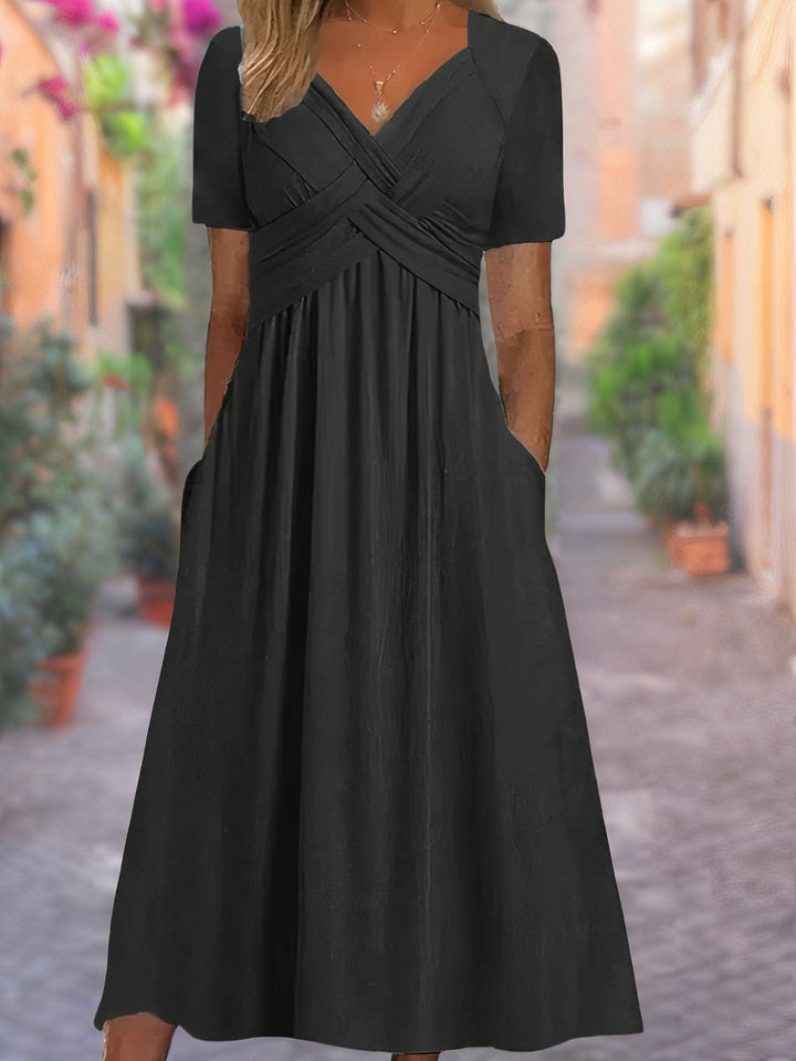 "Robe d'été féminine avec décolleté en V, manches courtes et silhouette portefeuille, confortable et élégante."
