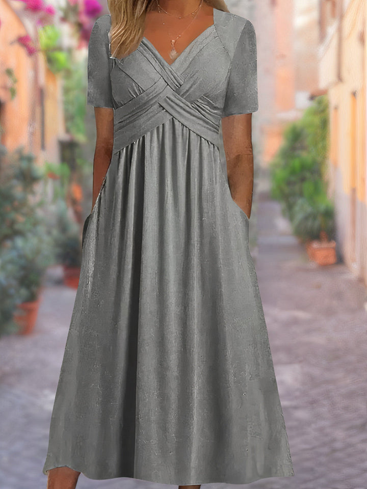 "Robe d'été féminine avec décolleté en V, manches courtes et silhouette portefeuille, confortable et élégante."
