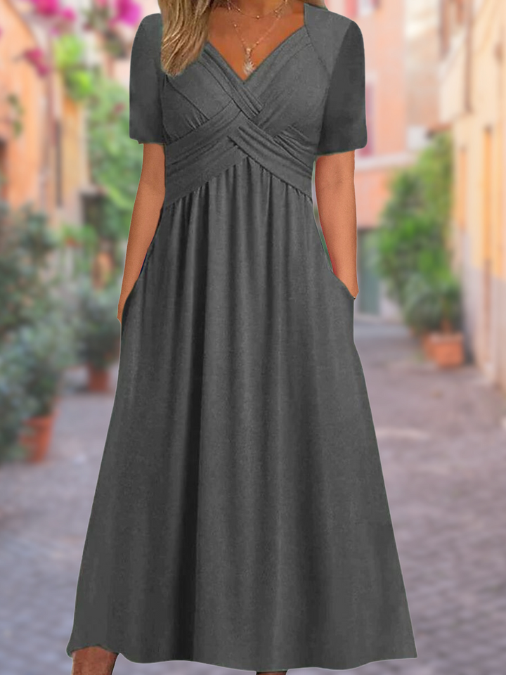 "Robe d'été féminine avec décolleté en V, manches courtes et silhouette portefeuille, confortable et élégante."
