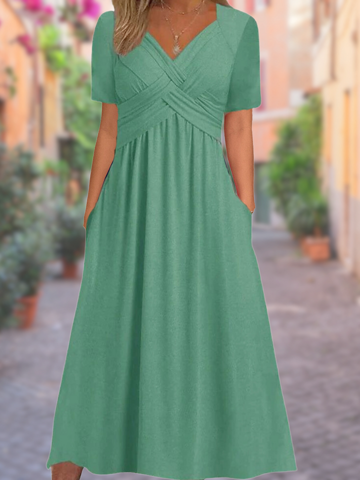 "Robe d'été féminine avec décolleté en V, manches courtes et silhouette portefeuille, confortable et élégante."