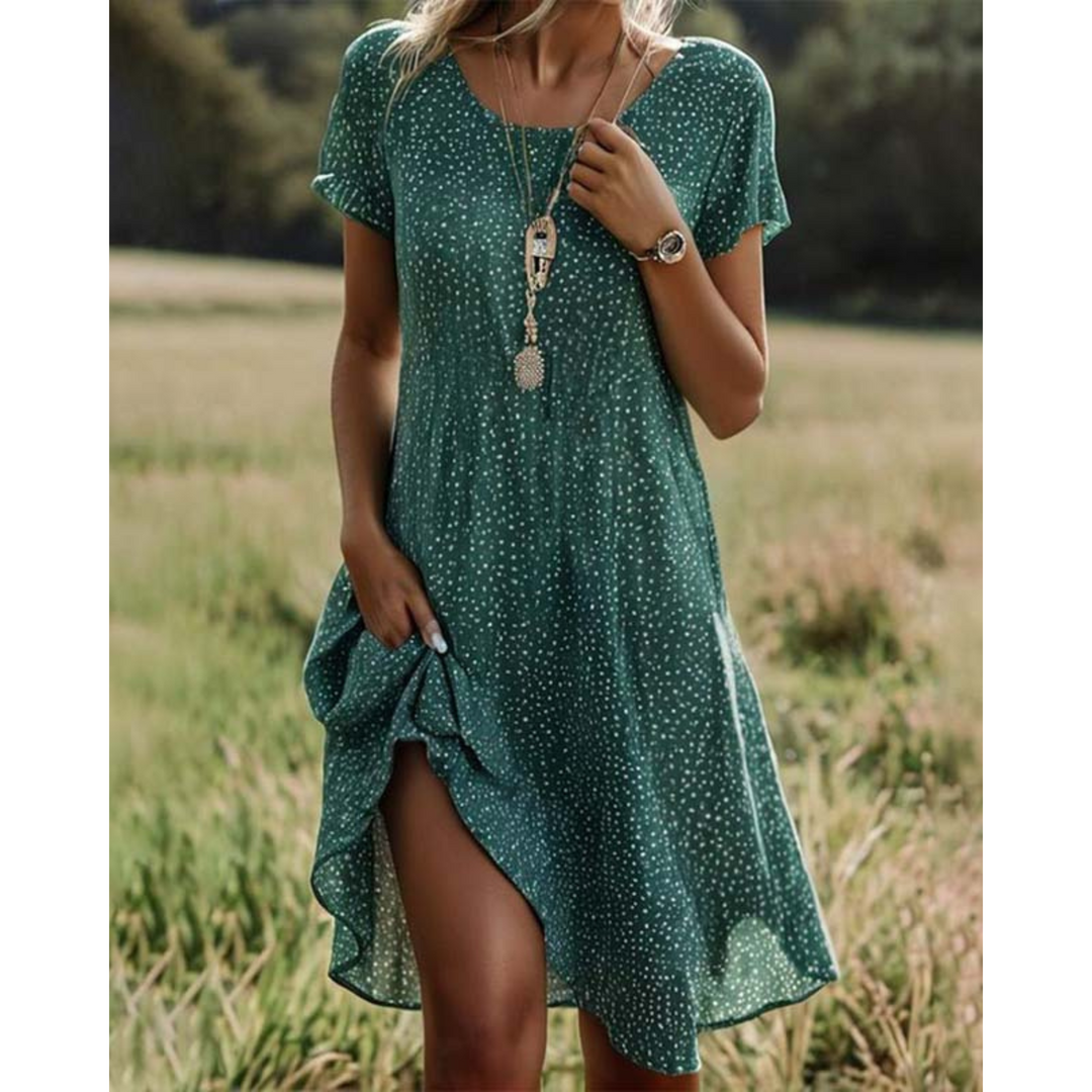 Robe d'été femme fluide et moderne, imprimé lumineux, idéale pour journées ensoleillées et sorties estivales.