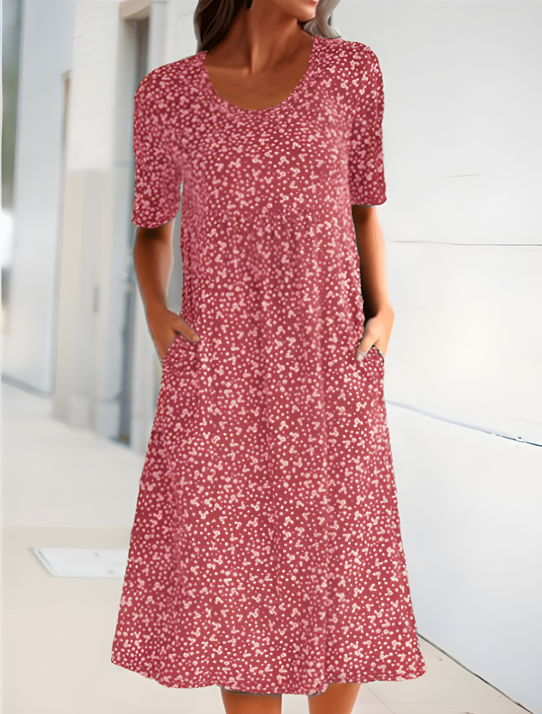 Robe d'été femme, tissu léger coloré, motifs élégants, idéal été. Robe moderne et confortable pour chaque occasion.