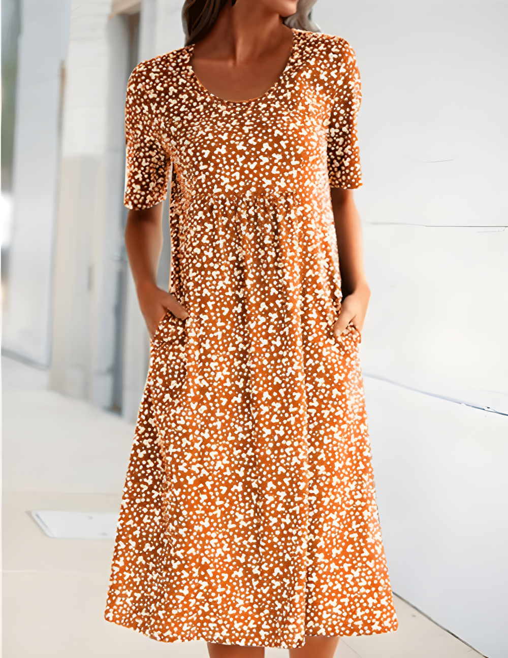 Robe d'été femme, tissu léger coloré, motifs élégants, idéal été. Robe moderne et confortable pour chaque occasion.