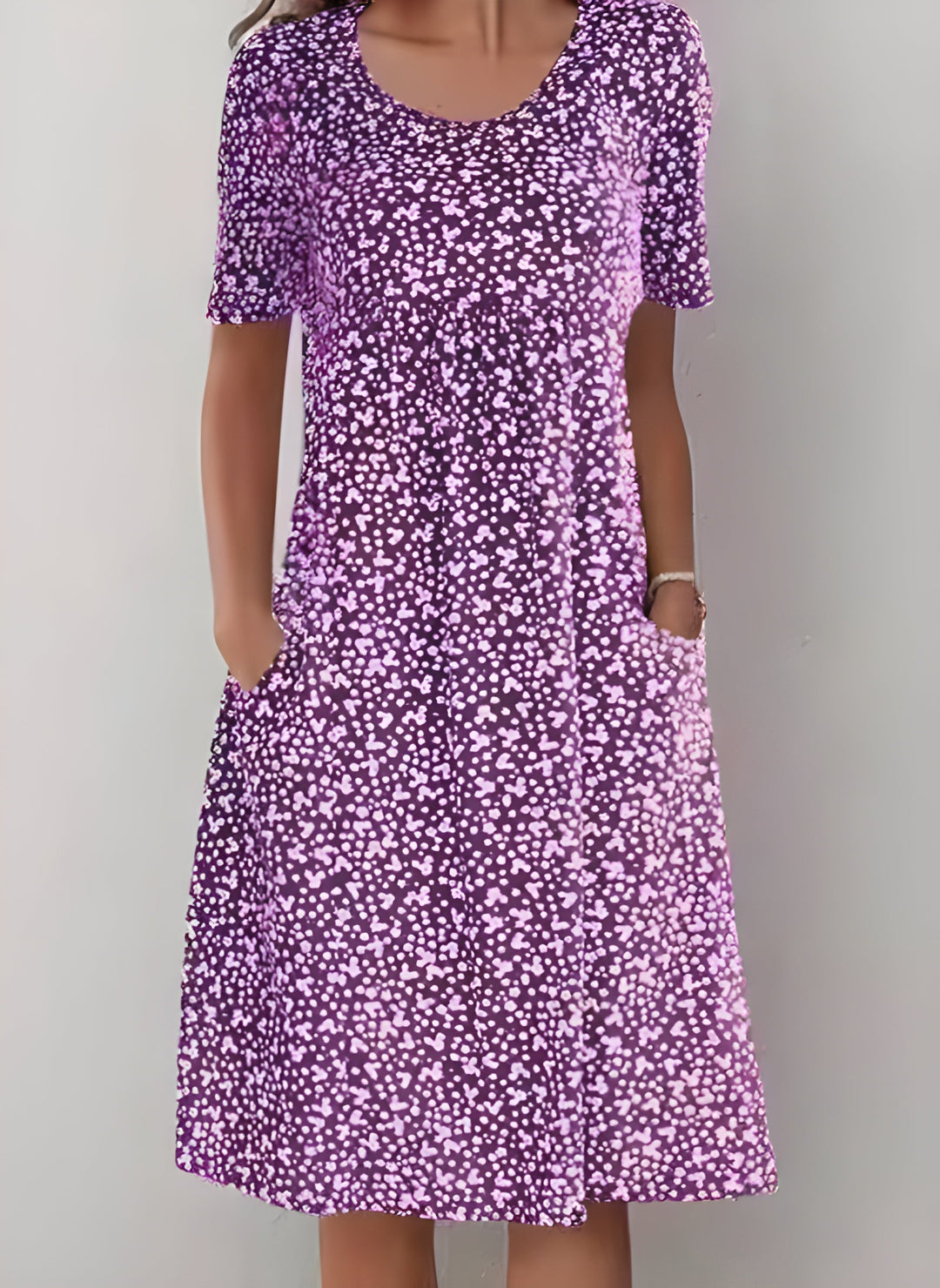 Robe d'été femme, tissu léger coloré, motifs élégants, idéal été. Robe moderne et confortable pour chaque occasion.
