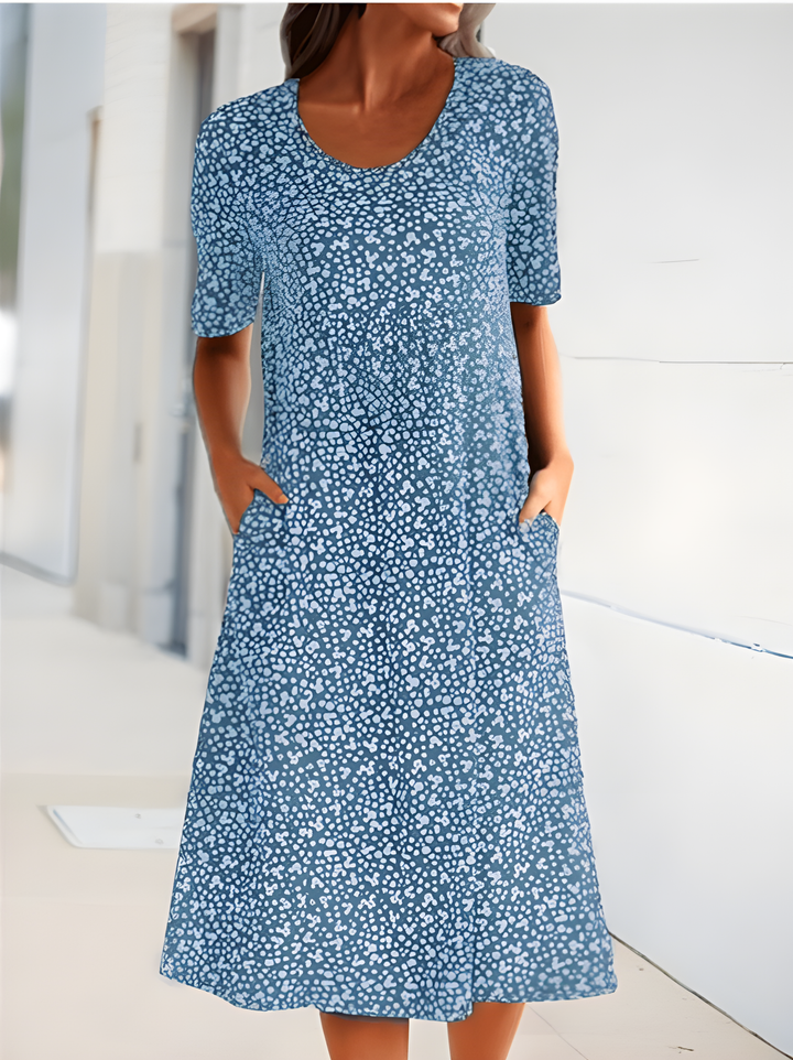 Robe d'été femme, tissu léger coloré, motifs élégants, idéal été. Robe moderne et confortable pour chaque occasion.