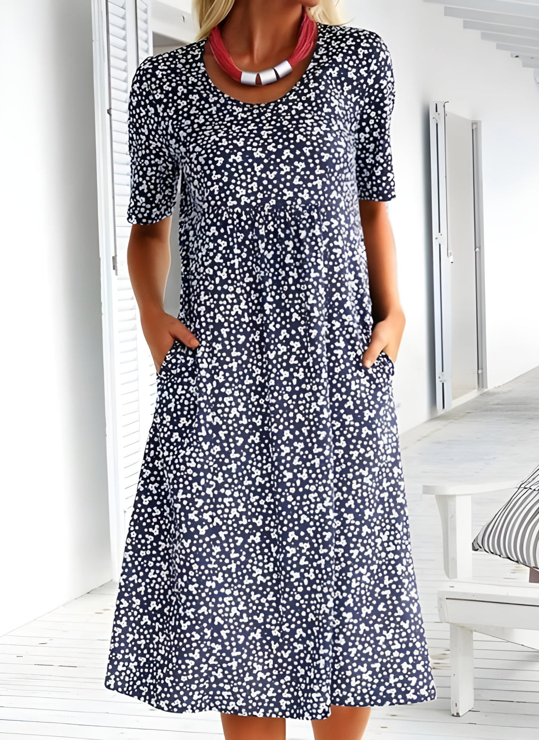 Robe d'été femme, tissu léger coloré, motifs élégants, idéal été. Robe moderne et confortable pour chaque occasion.
