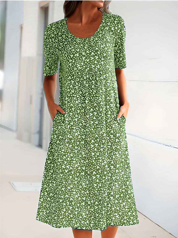 Robe d'été femme, tissu léger coloré, motifs élégants, idéal été. Robe moderne et confortable pour chaque occasion.