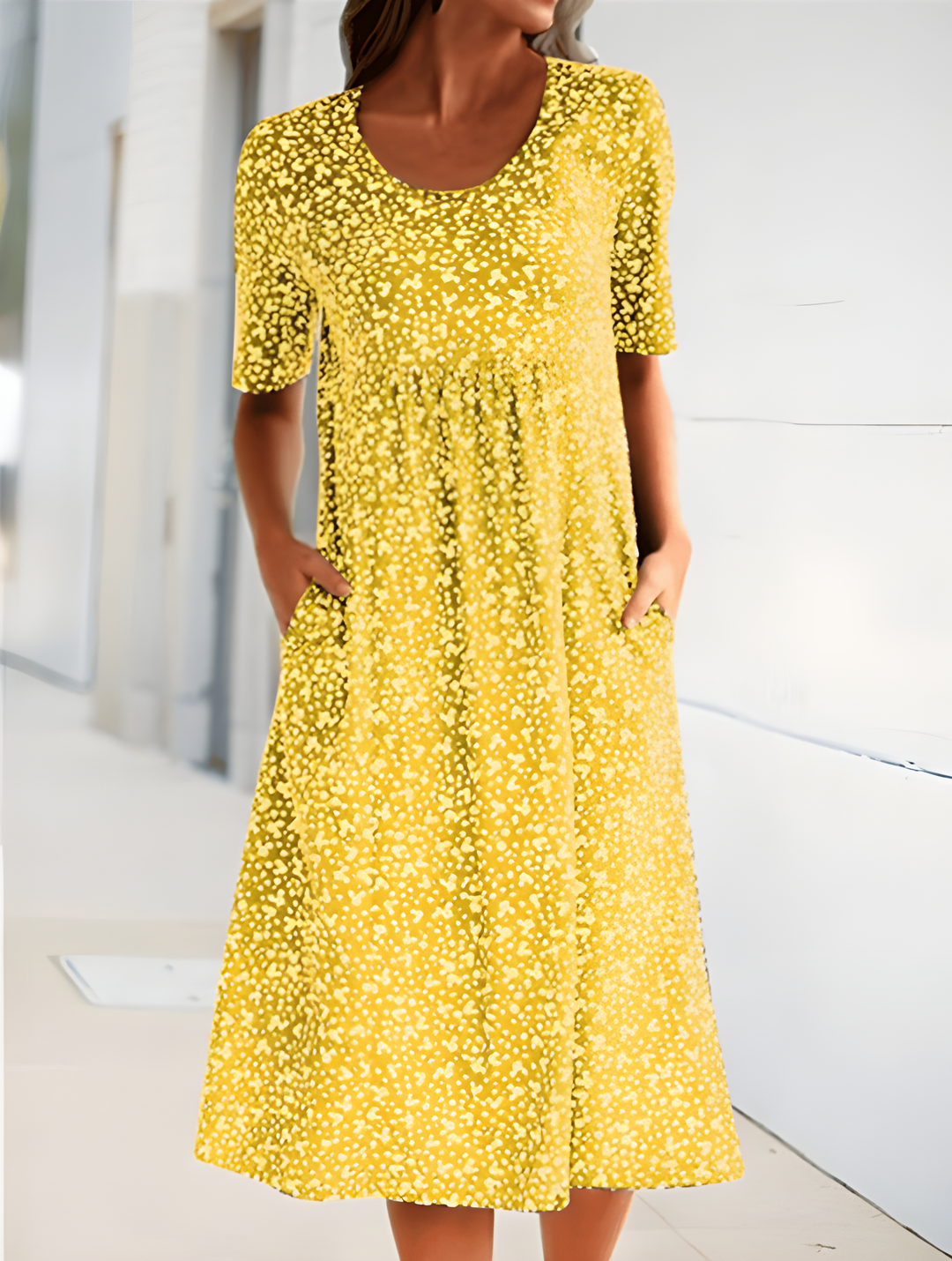Robe d'été femme, tissu léger coloré, motifs élégants, idéal été. Robe moderne et confortable pour chaque occasion.
