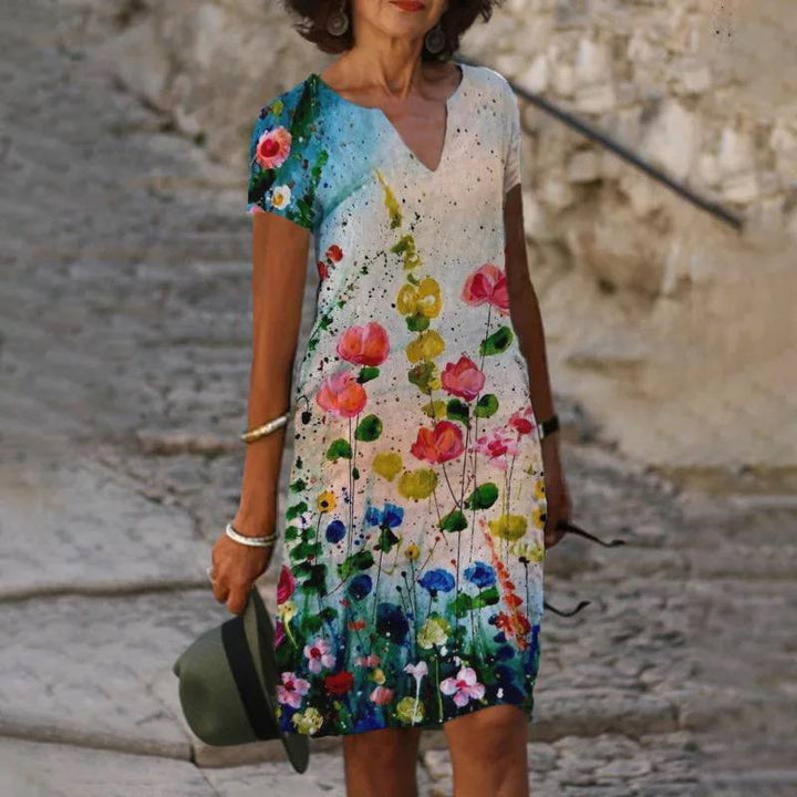 "Robe d'été fleurie Isabelle, légère et élégante, vue de face, avec coupe fluide et imprimé floral chic pour l'été."