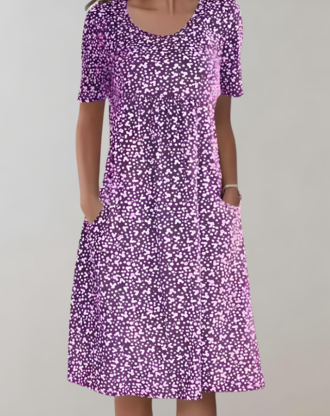 "Robe d'été fluide col V, légère et élégante, manches courtes, parfaite pour jours ensoleillés"