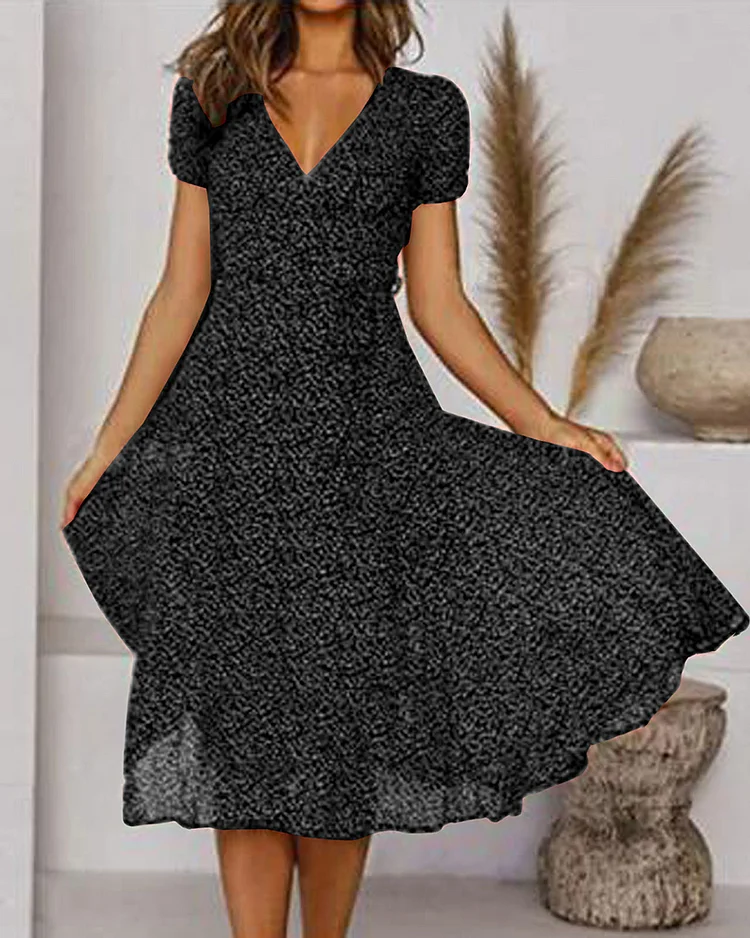 Robe d'été fluide, imprimé coloré, col V, manches courtes.  Look élégant et décontracté.