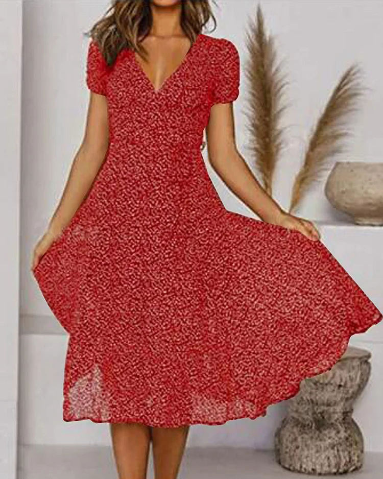 Robe d'été fluide, imprimé coloré, col V, manches courtes.  Look élégant et décontracté.